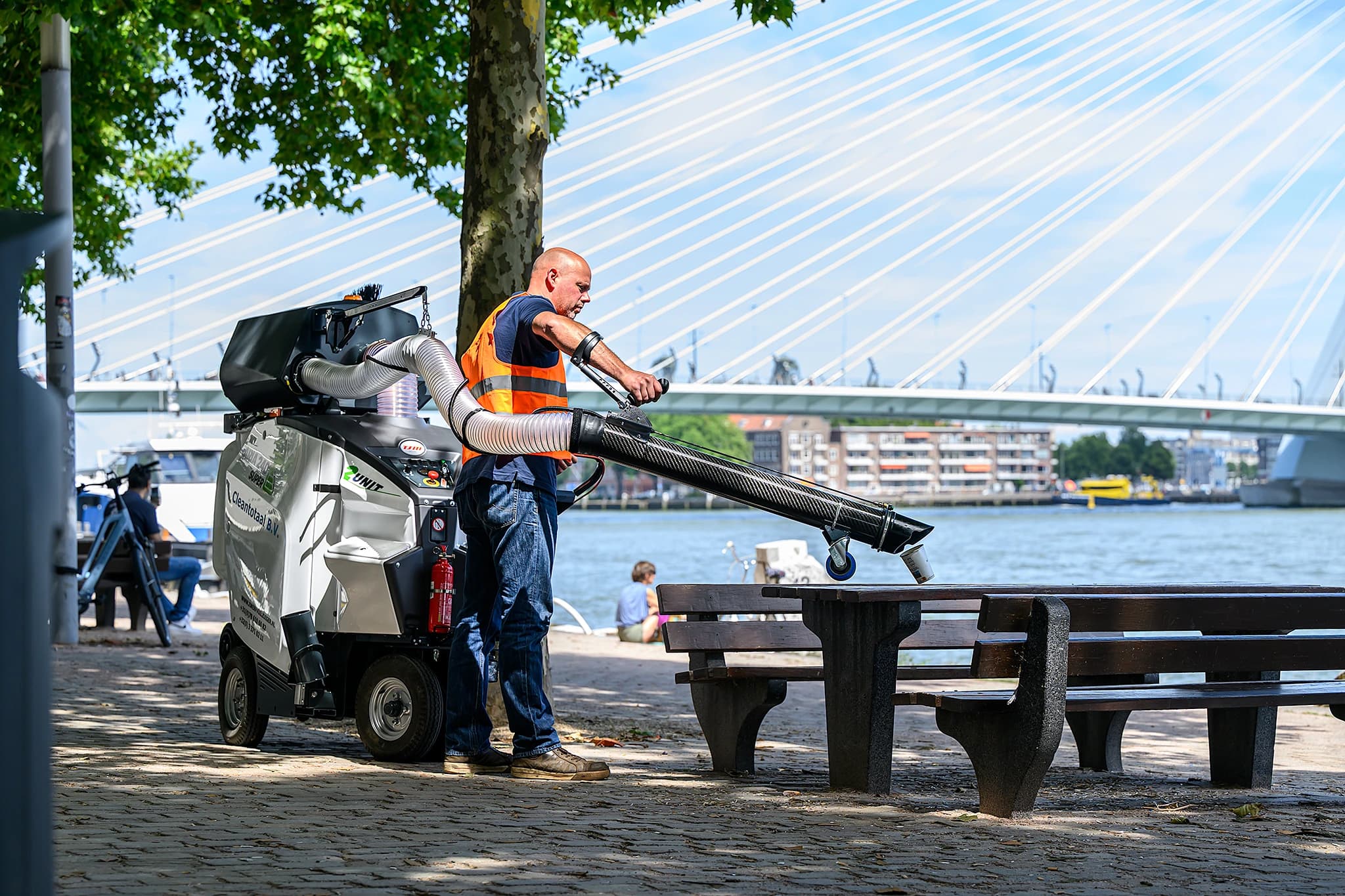 Zwerfvuilzuiger in stedelijke omgeving