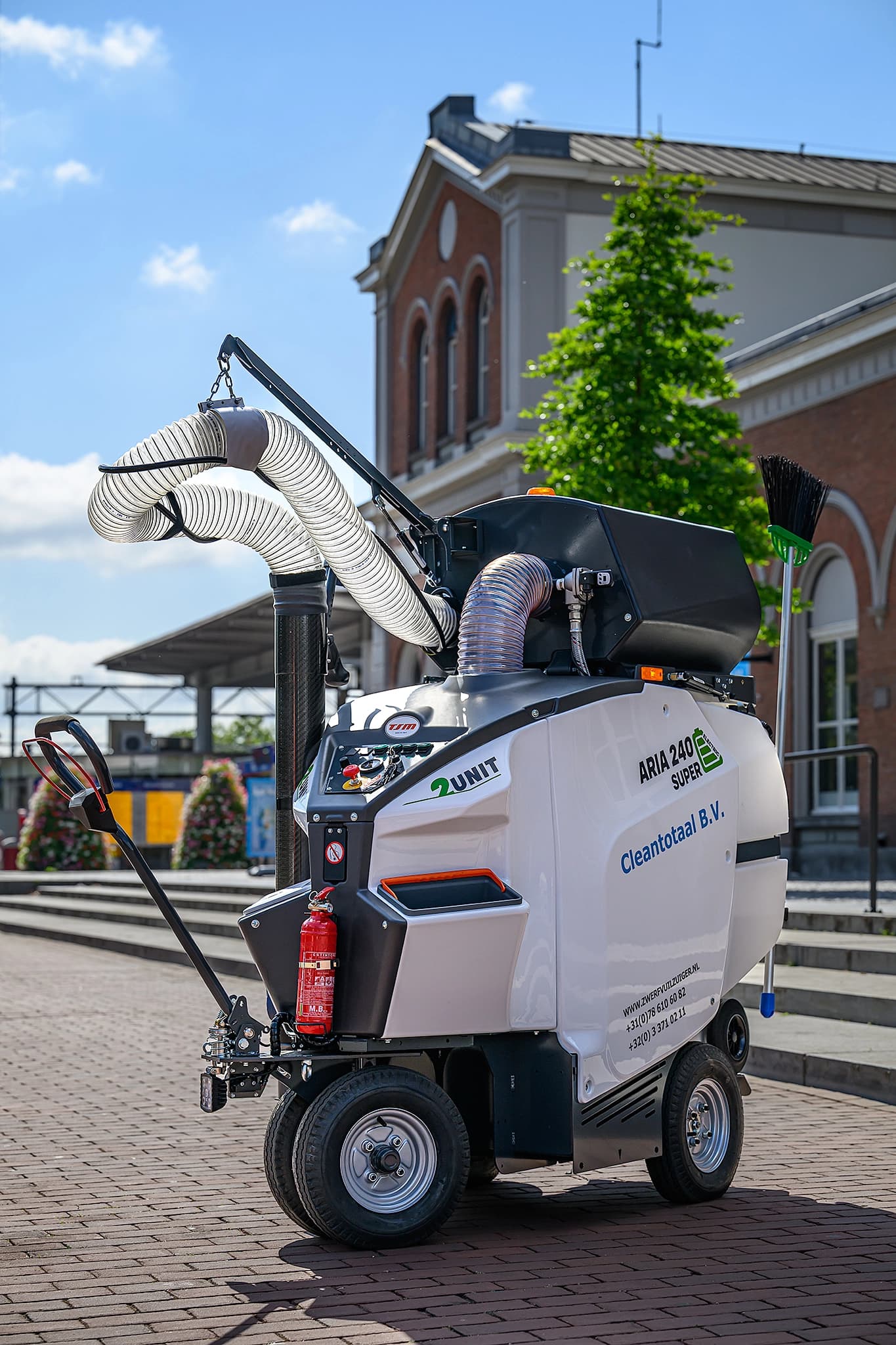 Elektrische zwerfvuilzuiger bij station